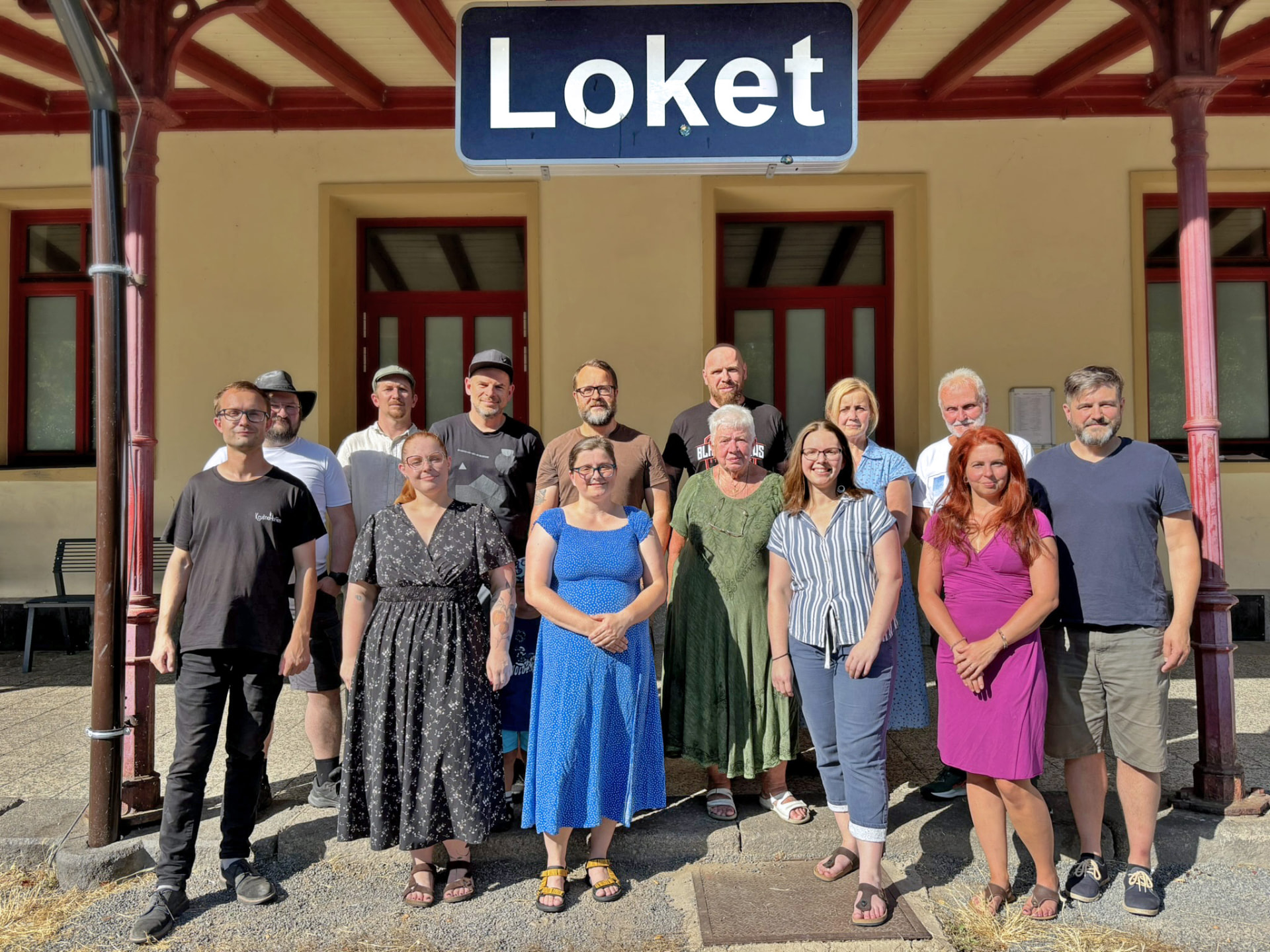 Tým Lokeťáků na nádraží v Lokti